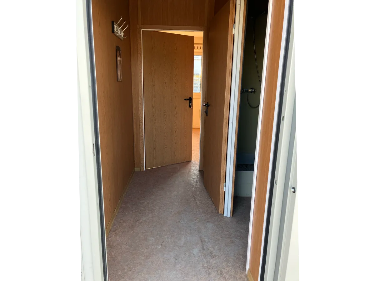 Gebrauchter Bürocontainer Innenansicht mit Flur und offener Tür