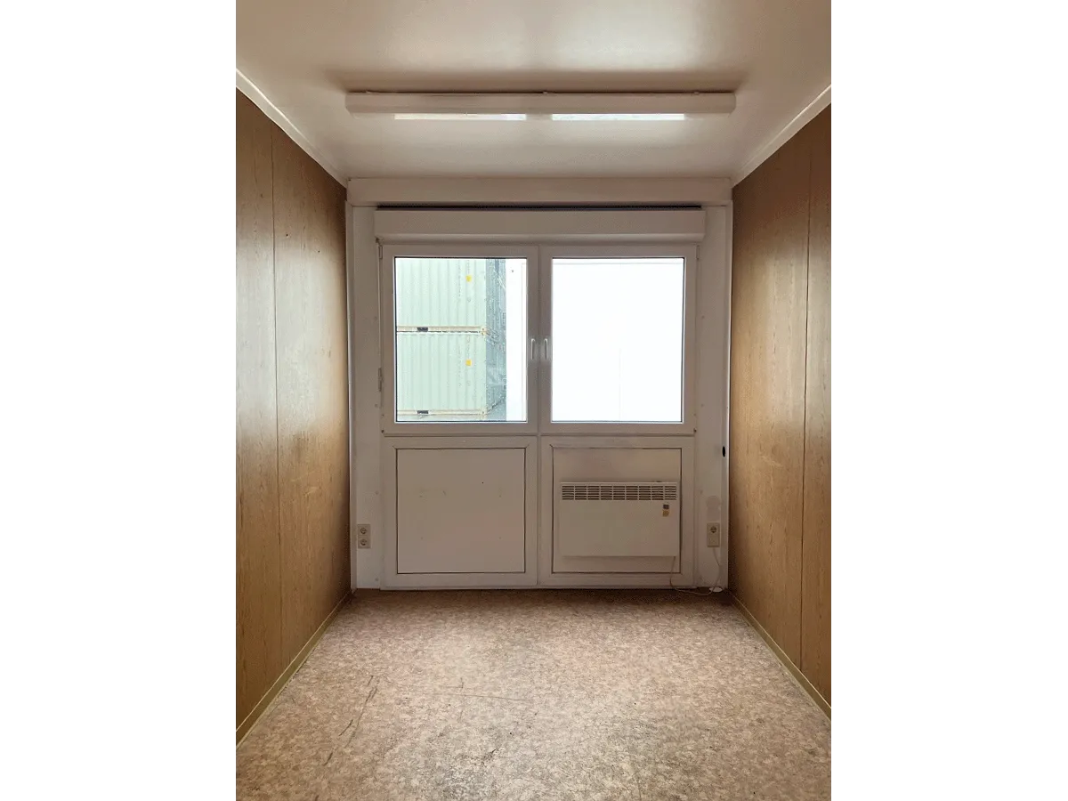 Gebrauchter Bürocontainer Innenansicht mit Doppelfenster Heizung und Holzpaneelen