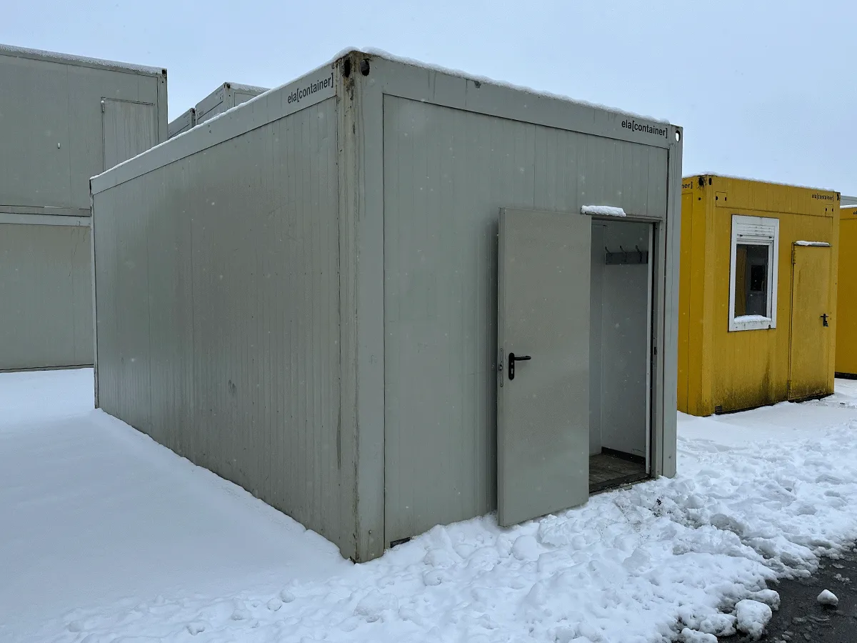 20 fuß bürocontainer gebraucht 3m breite grau mit eingangstür seitenansicht im winter