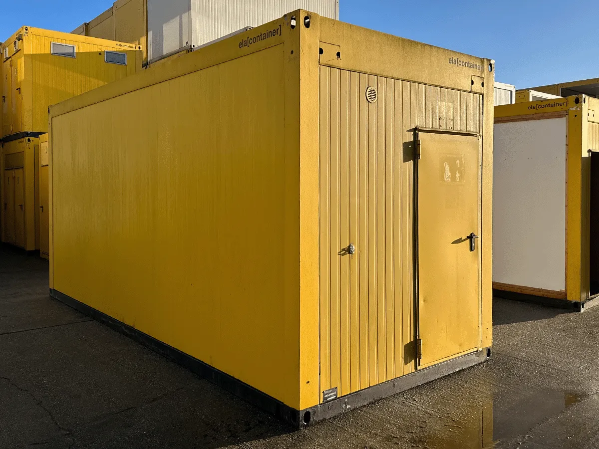 Gebrauchter 20 Fuß Bürocontainer gelb von ELA Container mit Eingangstür – Rückansicht auf dem Containerplatz