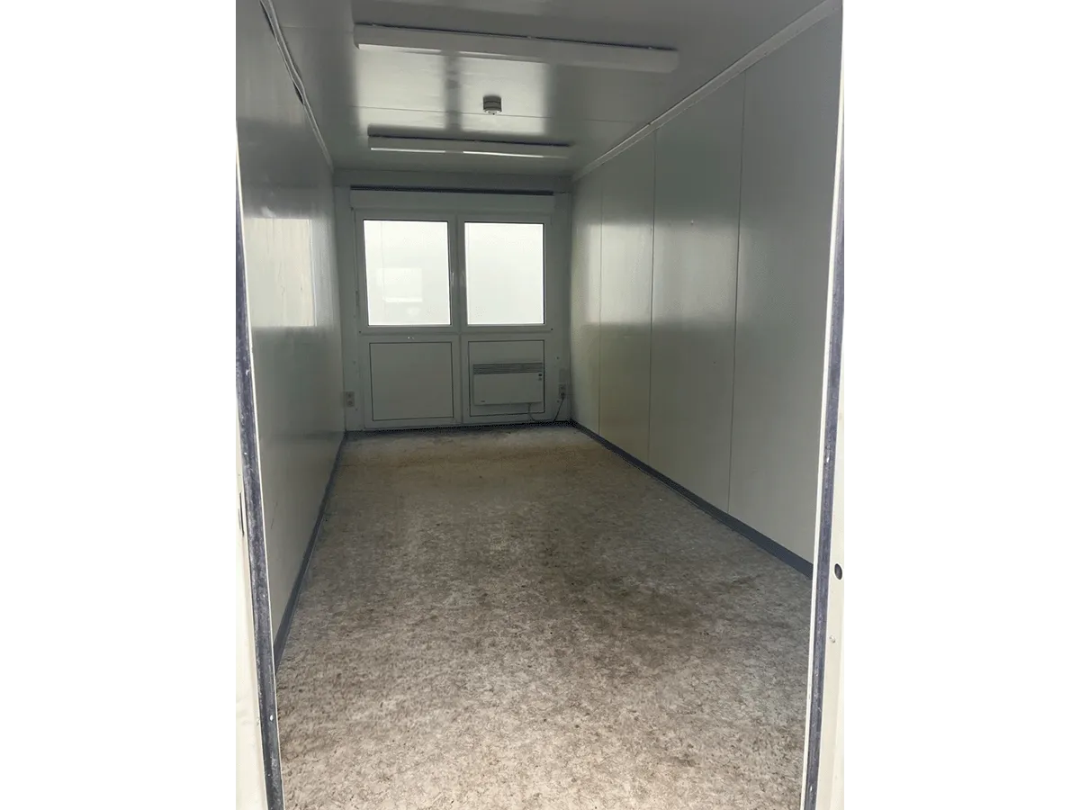 Gebrauchter Bürocontainer Innenansicht mit Doppelfenster Heizung und Deckenbeleuchtung