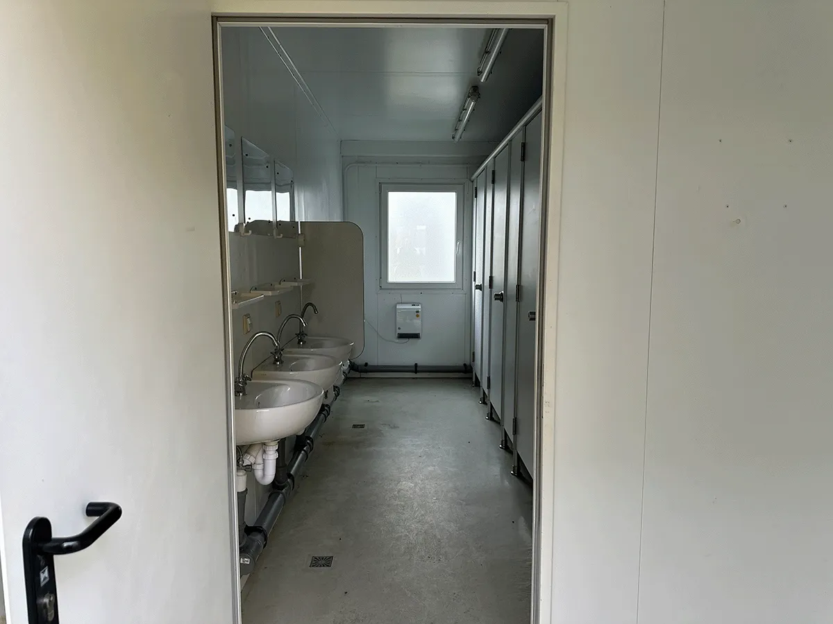 Innenraum mit Waschbecken und Kabinen