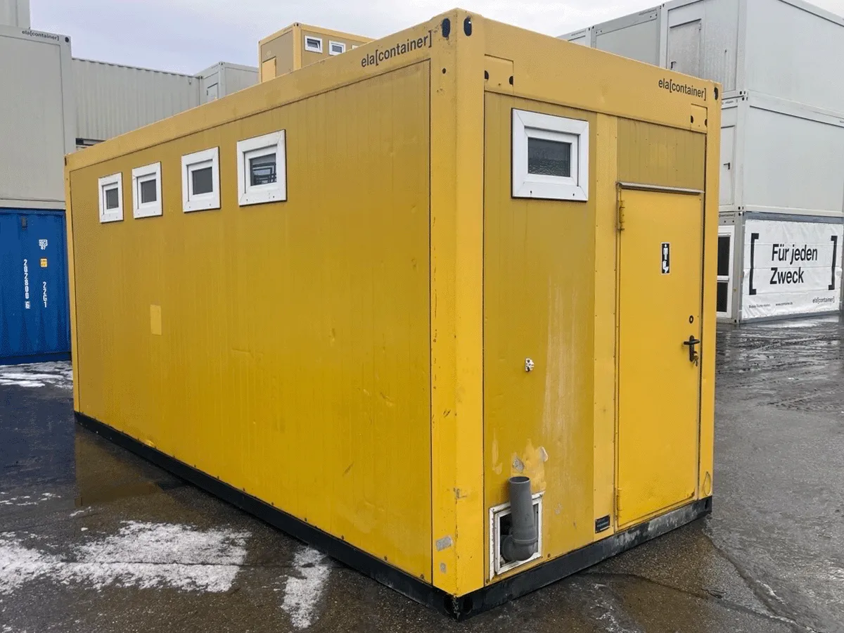 Sanitärcontainer außen gelb mit mehreren Fenstern