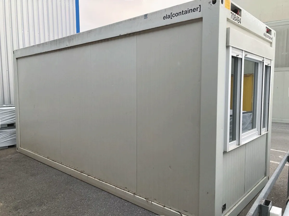Gebrauchter 20 Fuß Bürocontainer grau von ELA Container mit Fenster – Außenansicht seitlich von vorne