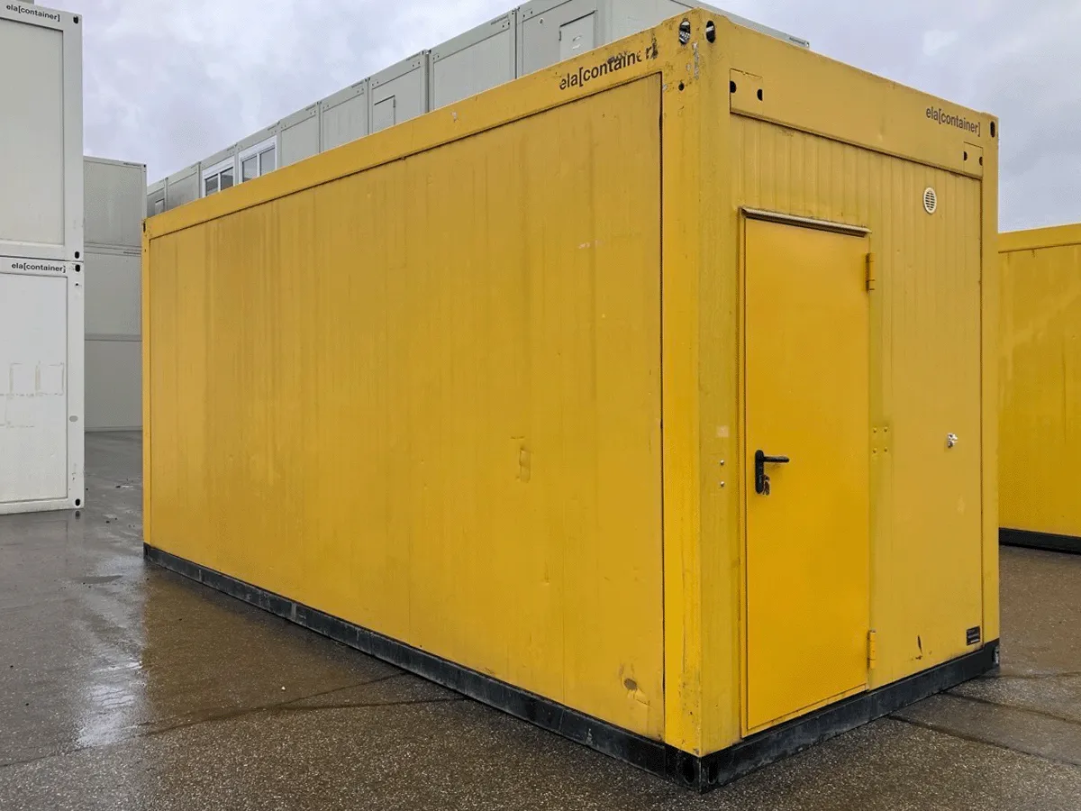 Gebrauchter 20 Fuß Bürocontainer gelb von ELA Container mit gelber Eingangstür – Rückansicht seitlich