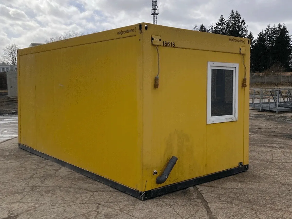 20 Fuß WC-Container goldgelb Seitenansicht mit Fenster und Anschluss