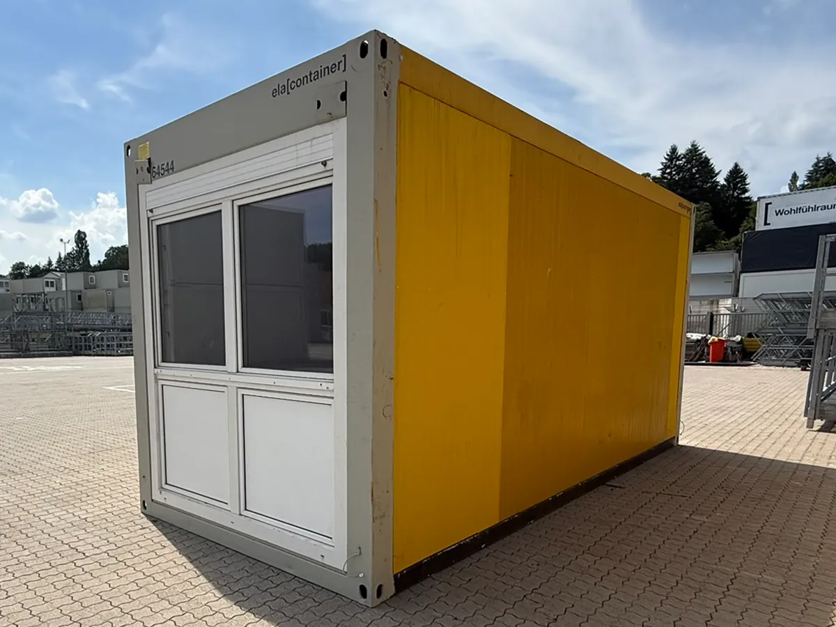 Gebrauchter Bürocontainer ELA Container gelb mit Fensterfront, isoliert, Außenansicht