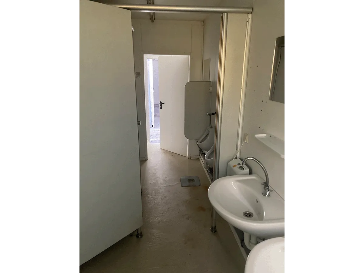 Waschbecken im Sanitärcontainer Flur