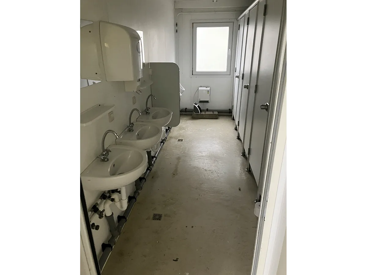 Waschbeckenreihe im Sanitärcontainer innen