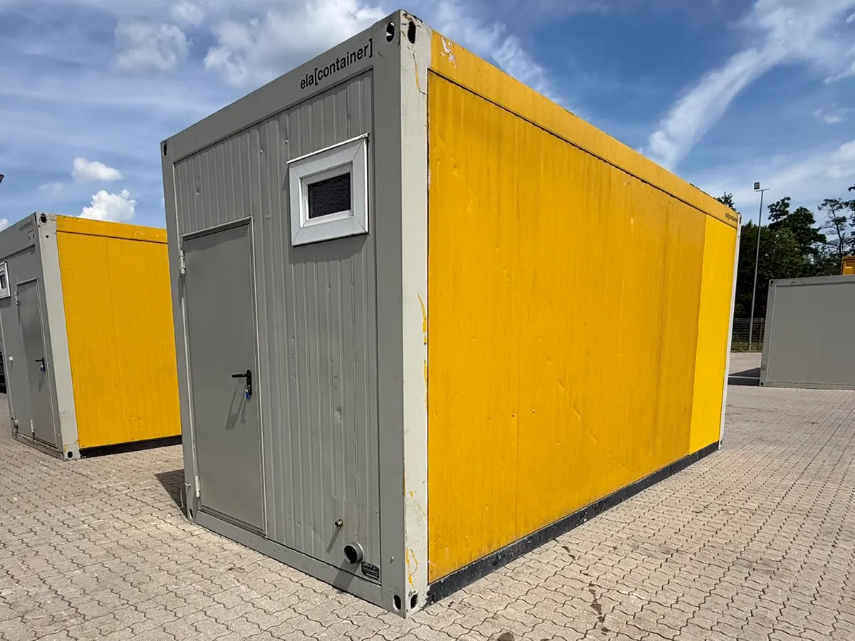 Gebrauchter WC-Container ELA Container gelb mit grauer Stirnseite und Fenster, Außenansicht