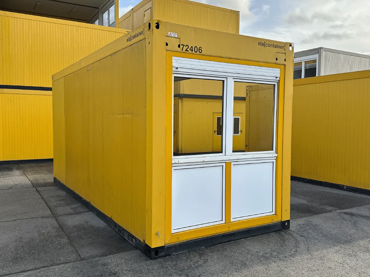 Gebrauchter 20 Fuß Bürocontainer gelb von ELA Container mit großem Fensterelement und Rolllade – Frontansicht auf dem Containerplatz