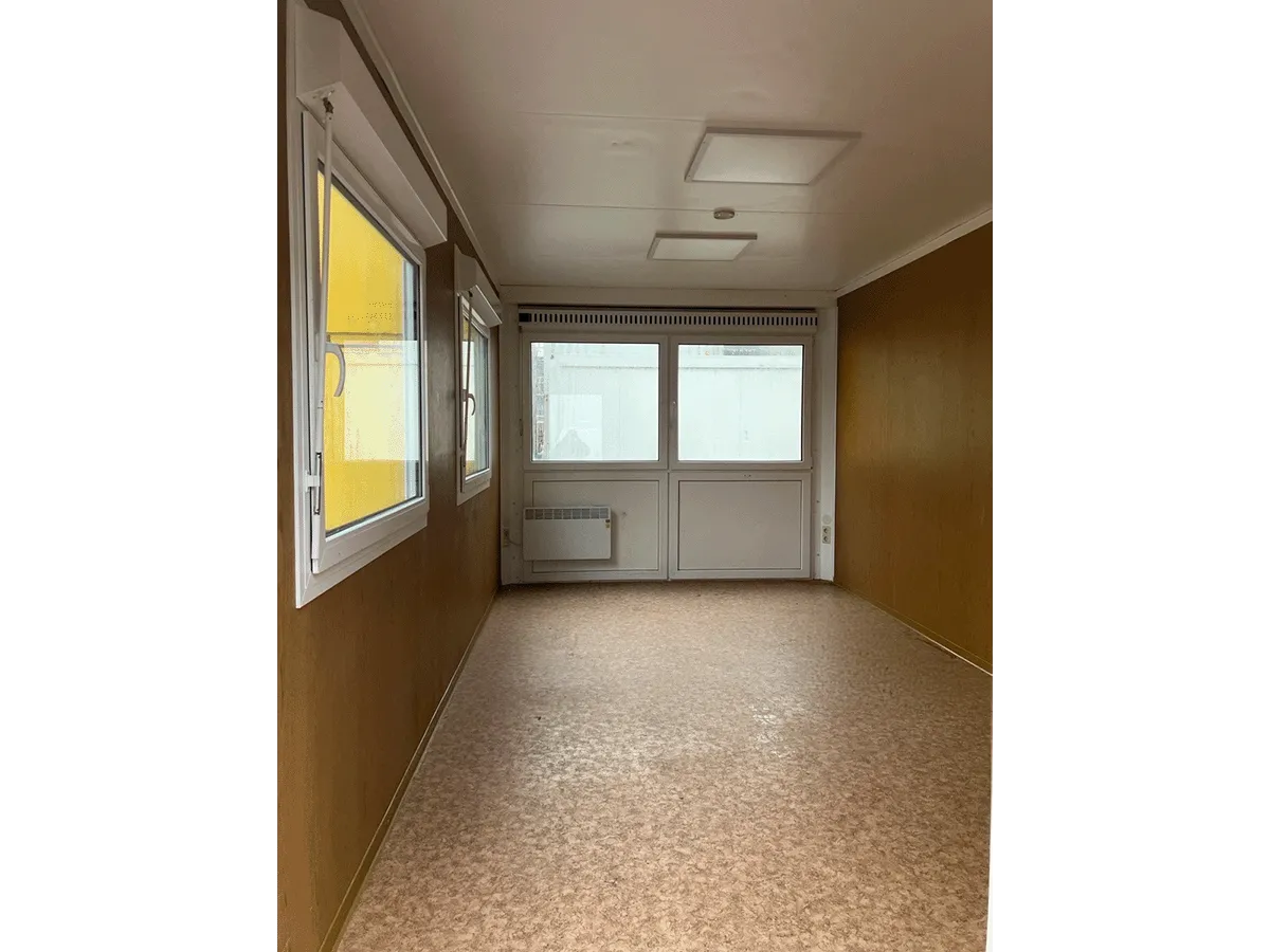 buerocontainer innenraum mit fensterfront und heizung pvc boden bueroeinheit