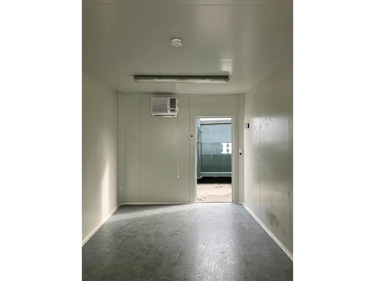 innenraum buerocontainer mit tuer und klimageraet pvc boden modulcontainer