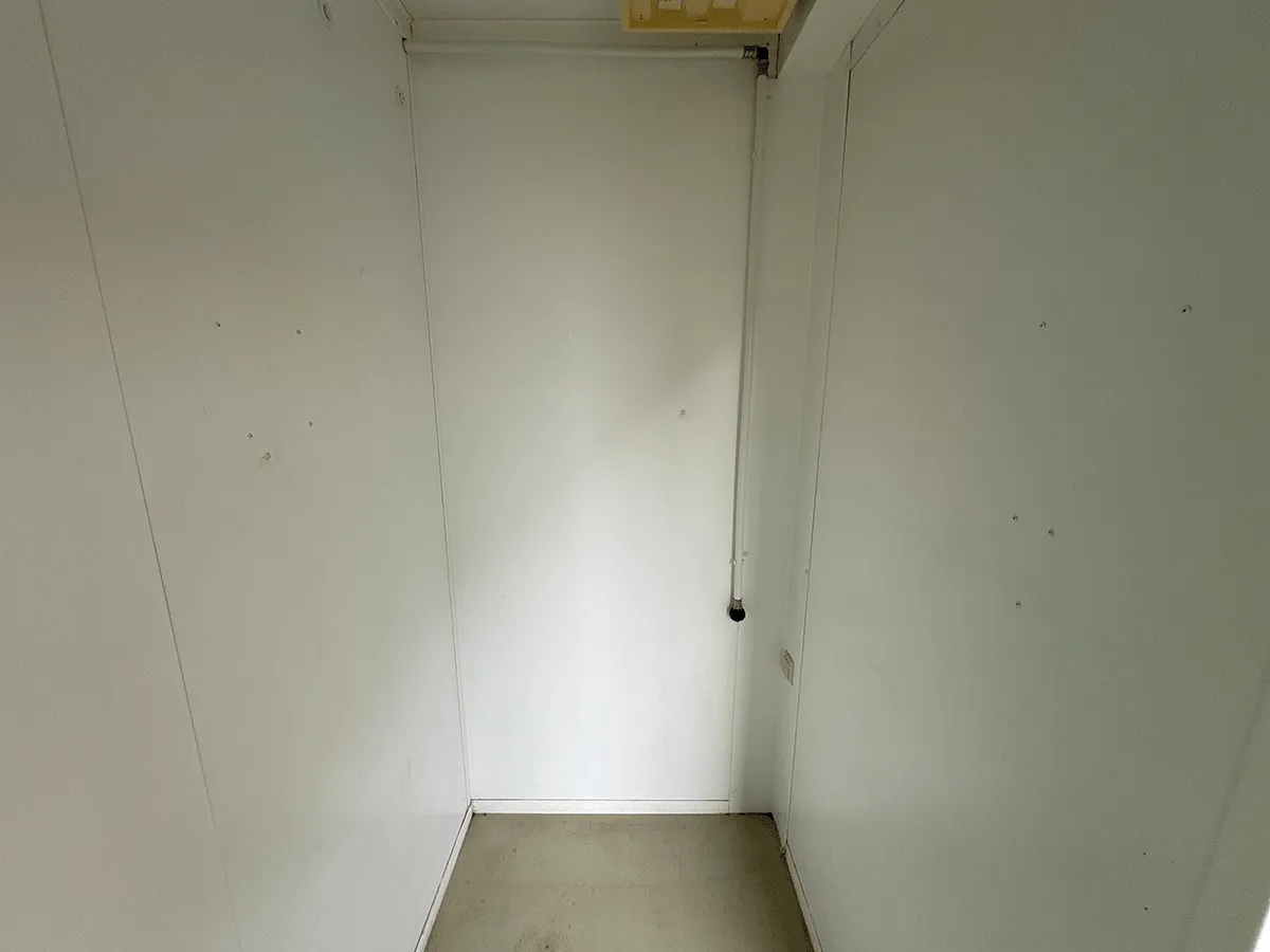 Leerer Vorraum im Sanitärcontainer