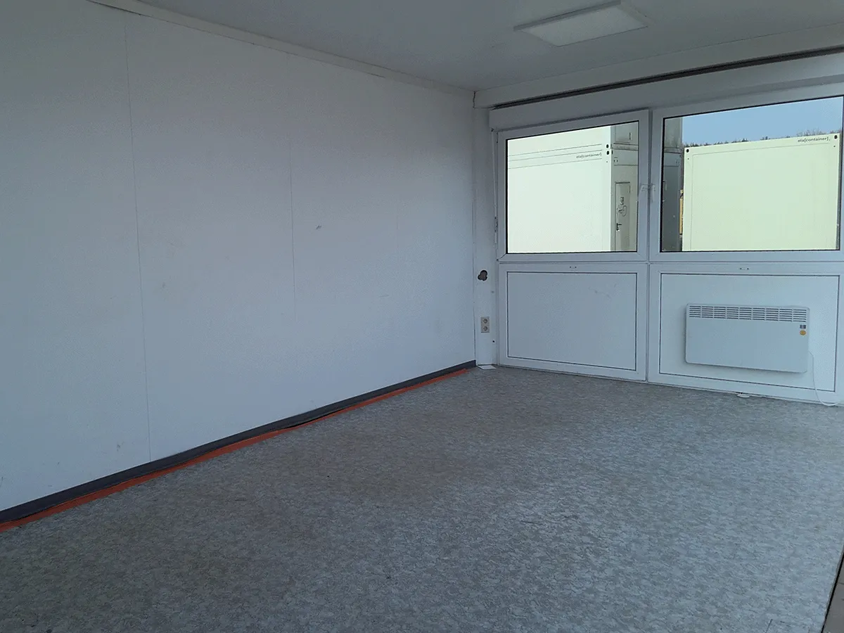 buerocontainer innenraum mit fenster und heizung pvc boden bueroeinheit