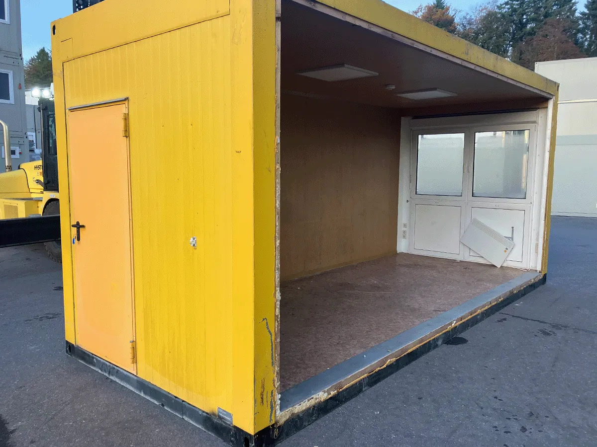 "Gebrauchter 20 Fuß Bürocontainer in Gelb mit offener Front, Eingangstür und Fenster – Außenansicht schräg von vorne