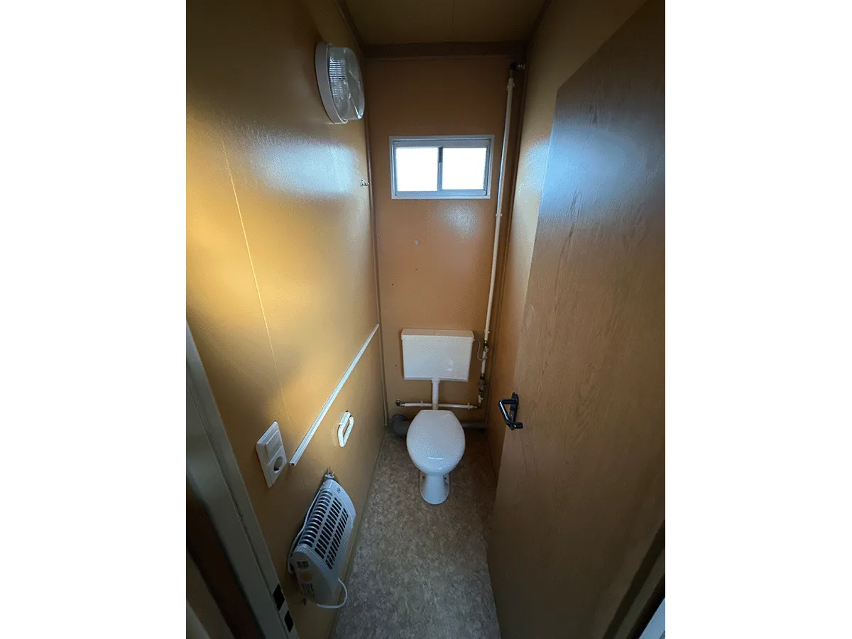 sanitaercontainer wc innen mit toilette und heizung kompakt