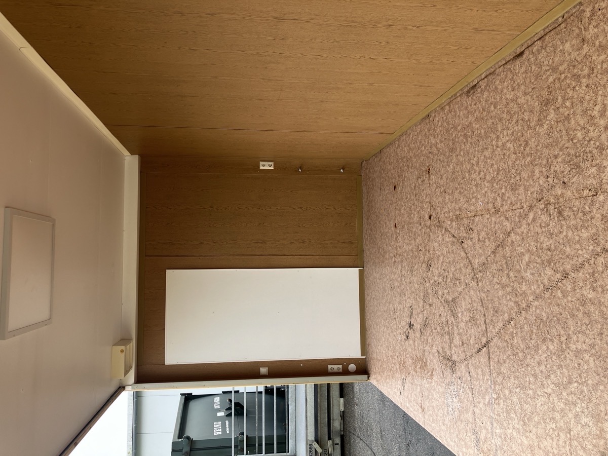 Gebrauchter Bürocontainer Innenraum mit Holzdecke Teppichboden und Konvektorheizung