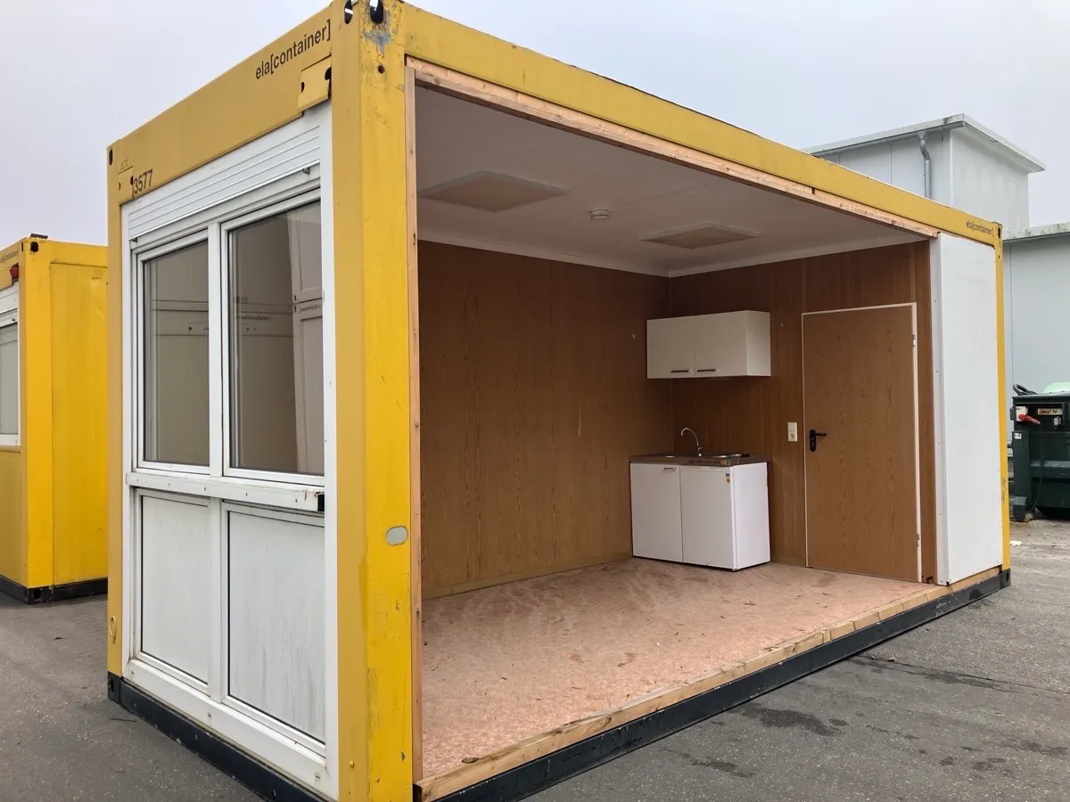 Bürocontainer mit offener Längsseite und integrierter Küchenzeile