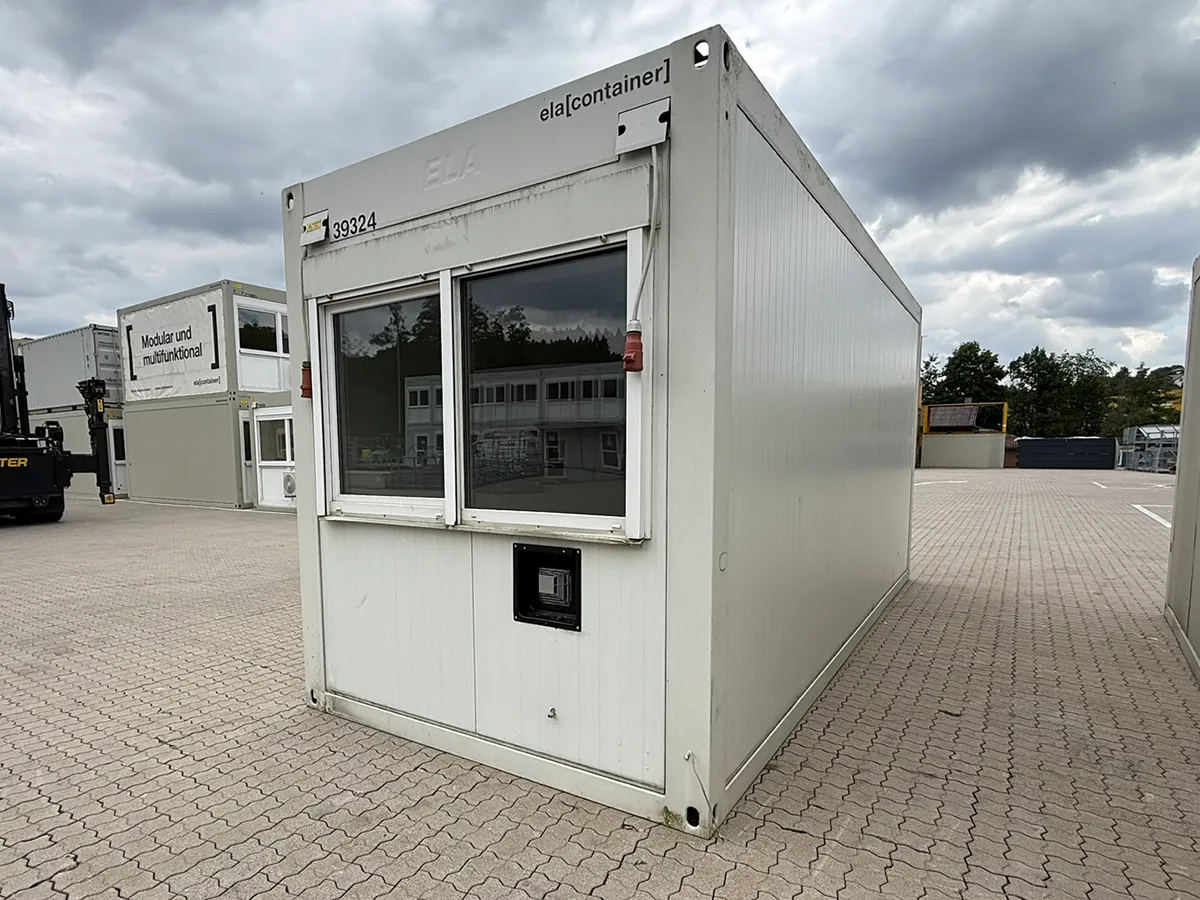 Gebrauchter Bürocontainer weiß mit Fensterfront, Außenansicht
