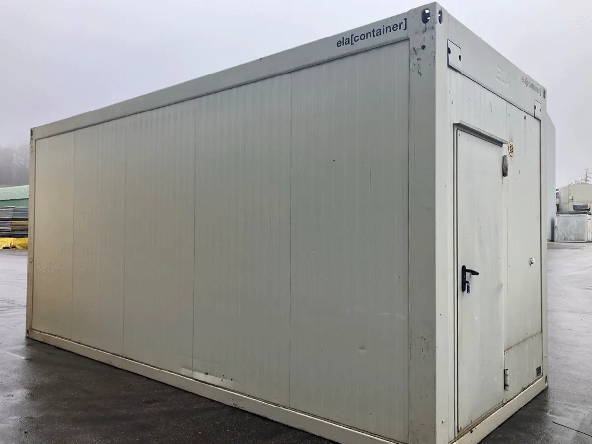 Gebrauchter 20 Fuß Bürocontainer ELA Container grau Rückansicht mit Eingangstür