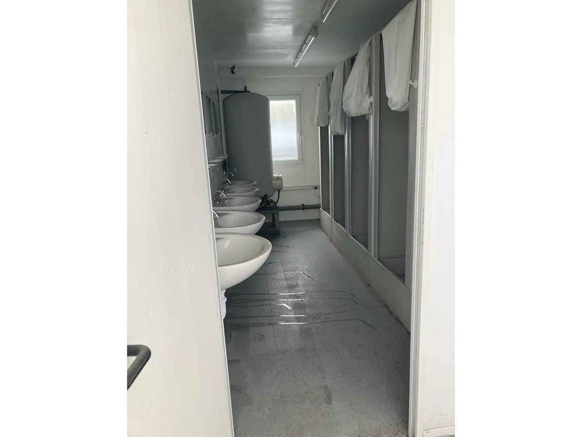 Innenraum mit Waschbecken und Duschen