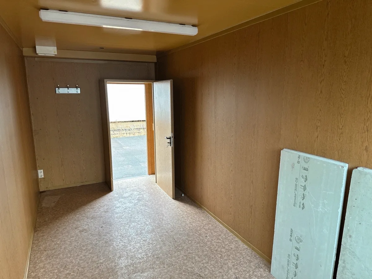 buerocontainer innenraum gebraucht mit tuer und materialplatten pvc boden