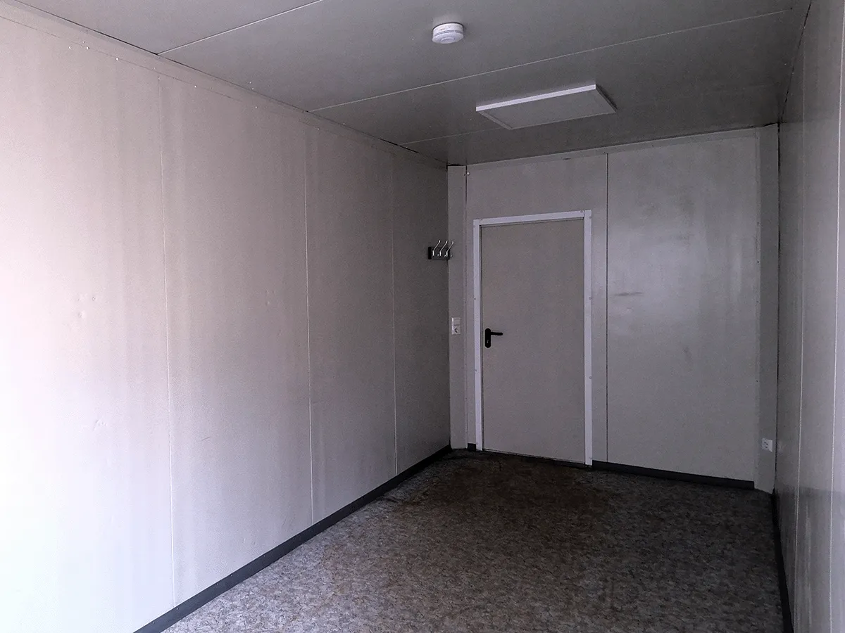 Gebrauchter 20 Fuß Bürocontainer Innenraum mit Eingangstür Deckenleuchte und Rauchmelder