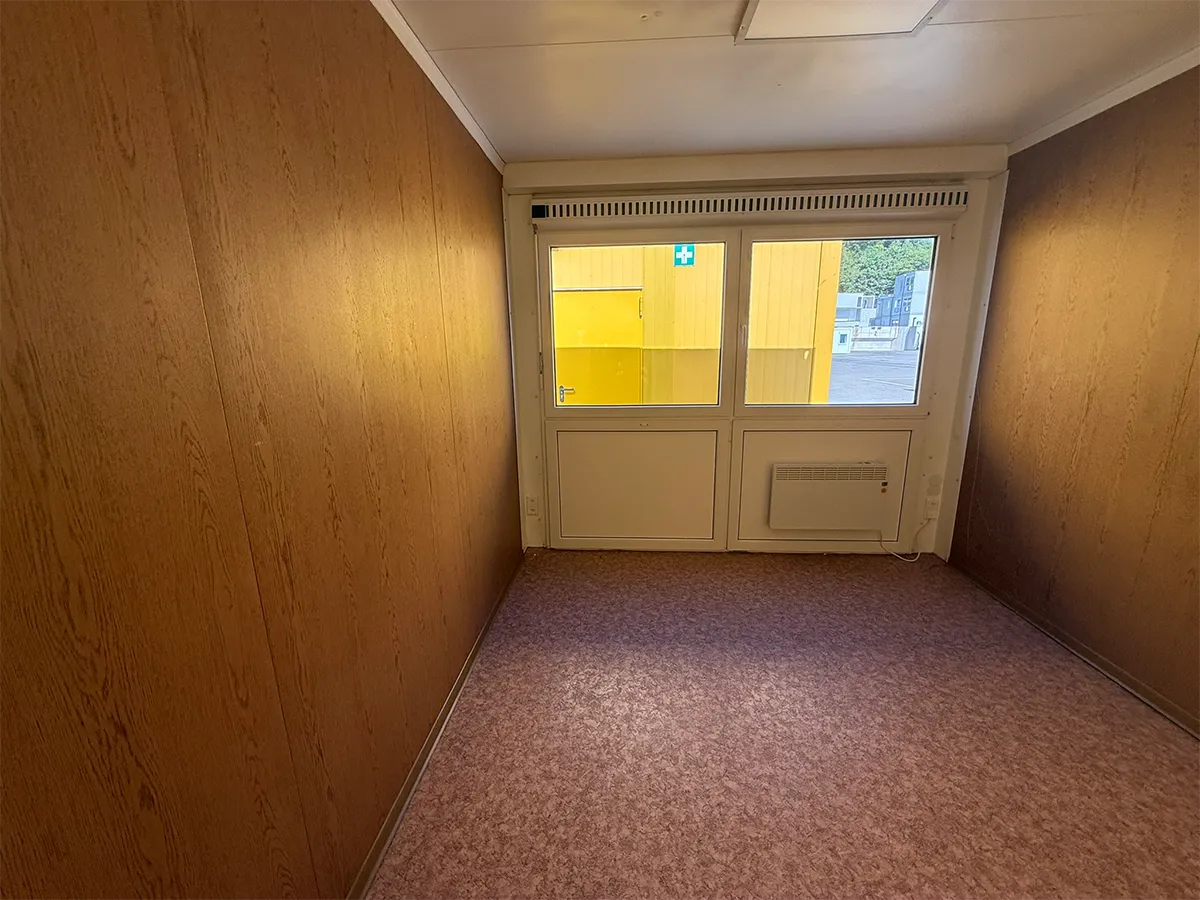 Gebrauchter Bürocontainer Innenansicht mit Doppelfenster und Heizkörper