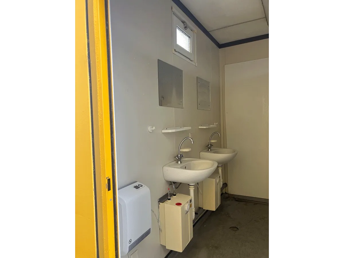 Waschbecken im Sanitärcontainer mit Spiegeln