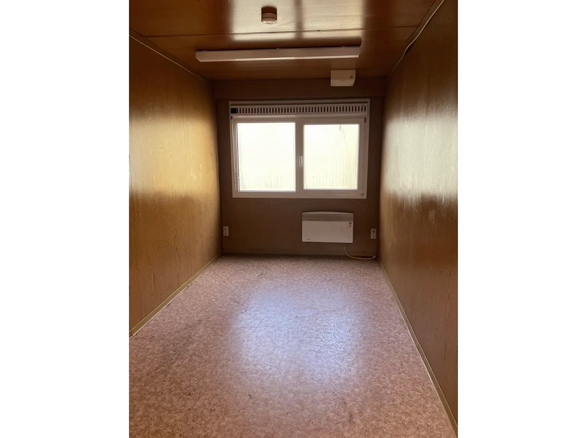 buerocontainer innenraum mit fenster heizung und pvc boden bueroeinheit