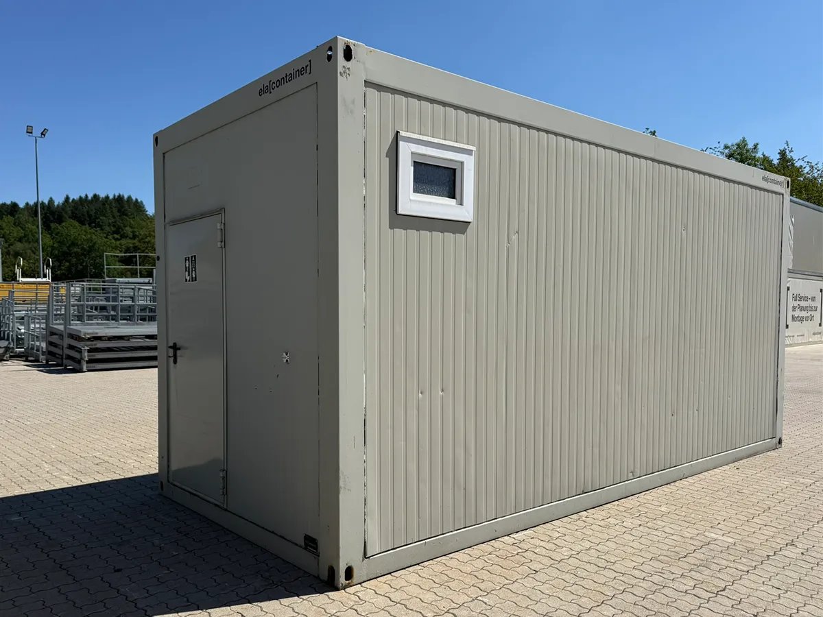 Gebrauchter Sanitärcontainer grau mit Fenster, Außenansicht