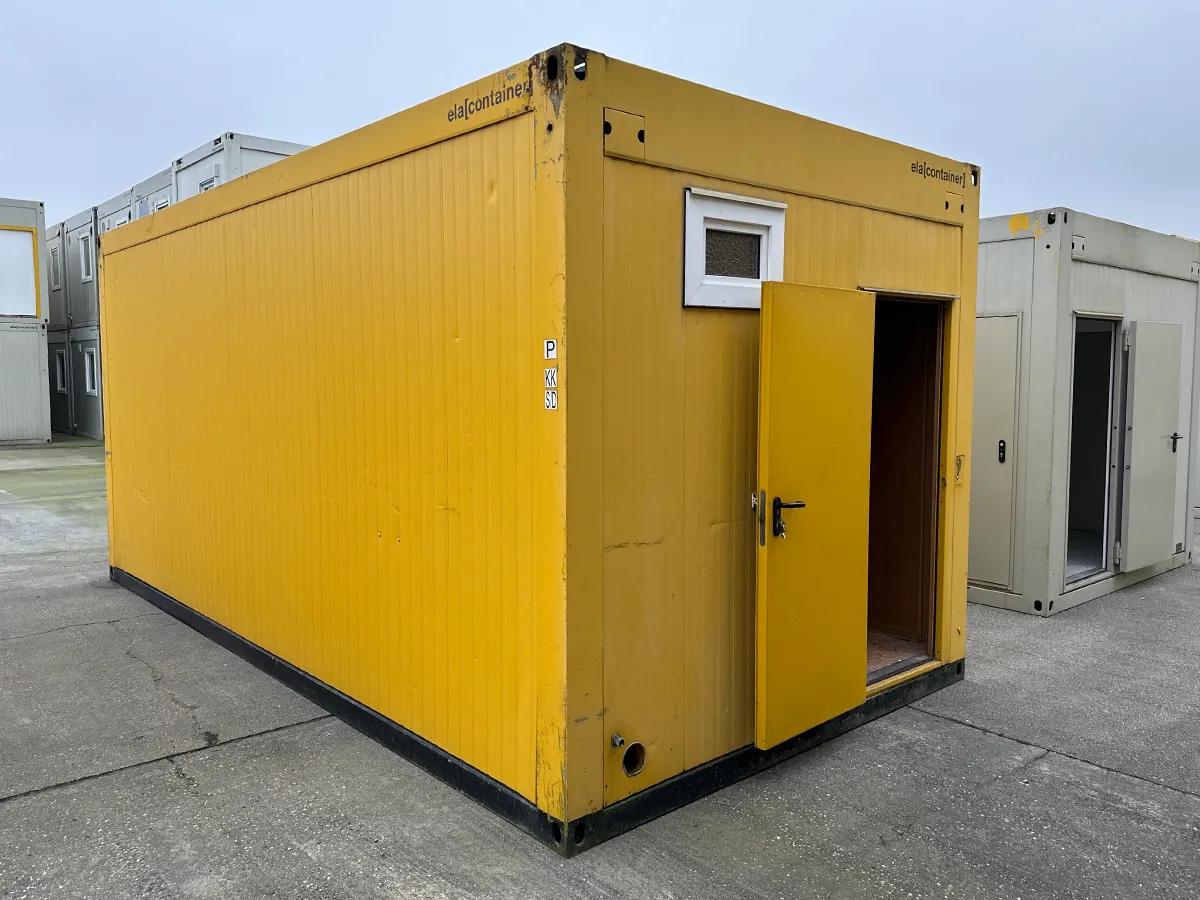 Außenansicht eines gelben Bürocontainers (3m Breite), perspektivisch von der Ecke fotografiert auf einem Betriebshof.