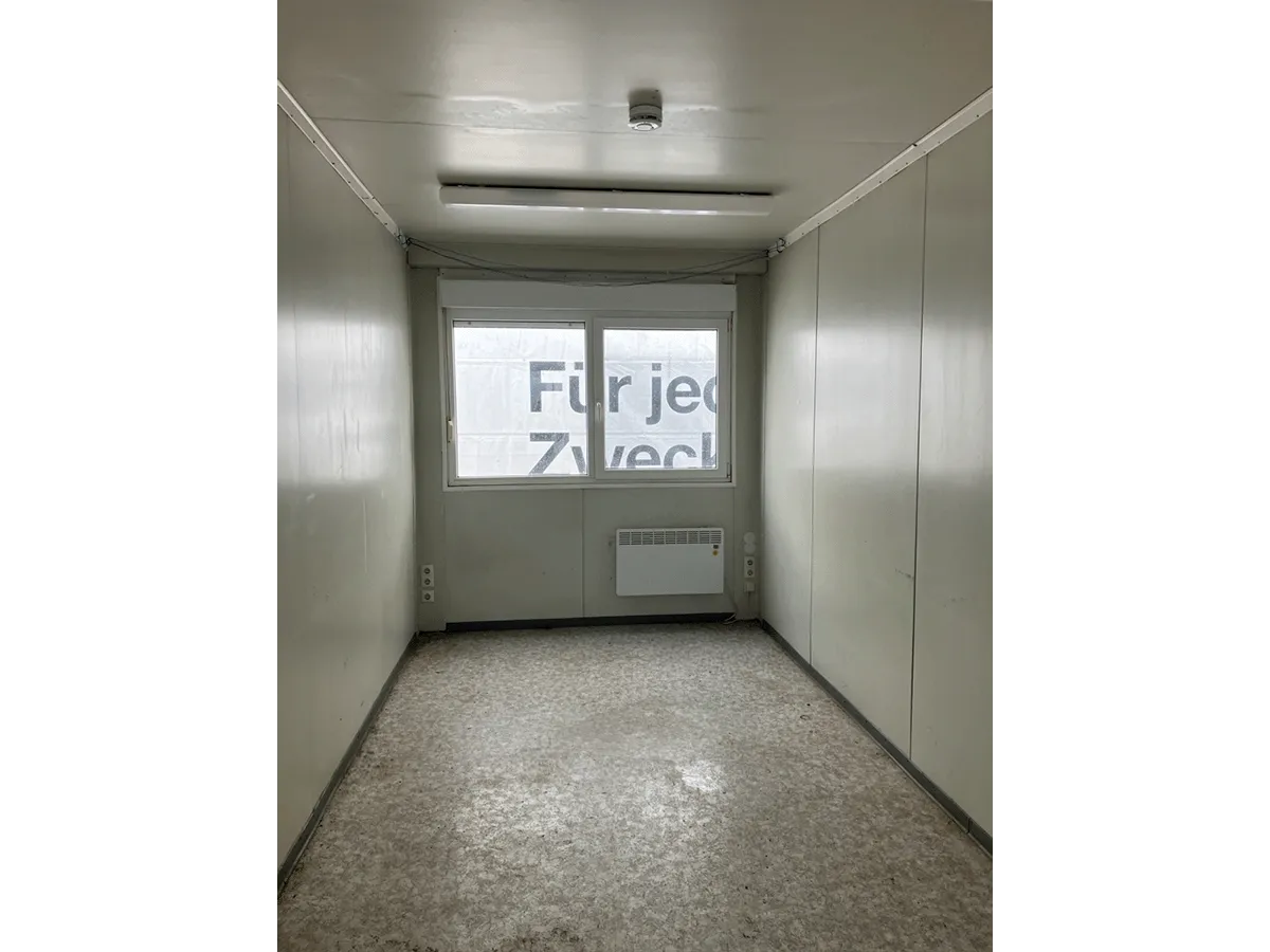 Gebrauchter Bürocontainer Innenansicht mit Doppelfenster Konvektorheizung und Rauchmelder