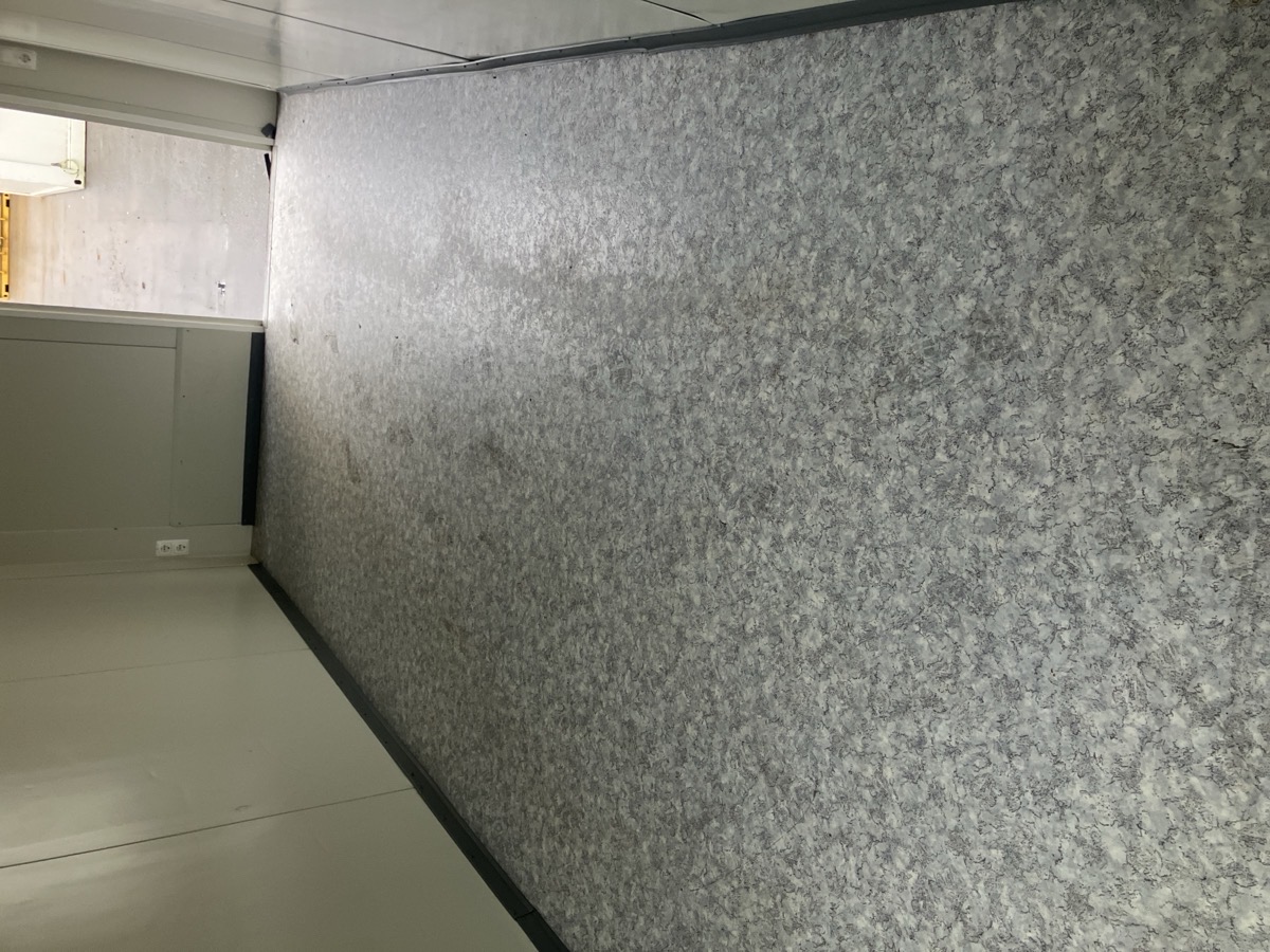 Gebrauchter 20 Fuß Bürocontainer Innenraum mit Wandverkleidung und Vinylboden