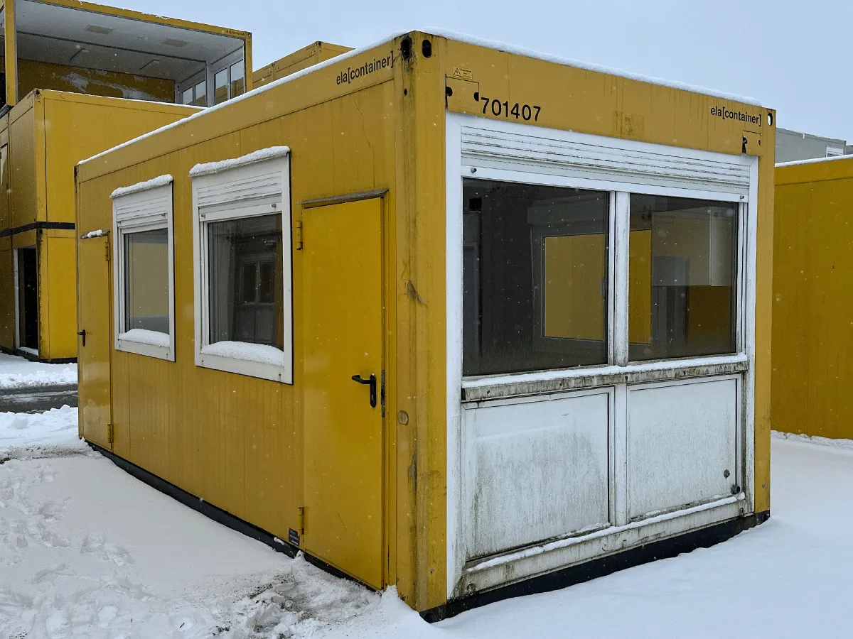 gebrauchter buerocontainer 20 fuss gelb mit fenstern und rolllaeden aussenansicht winter