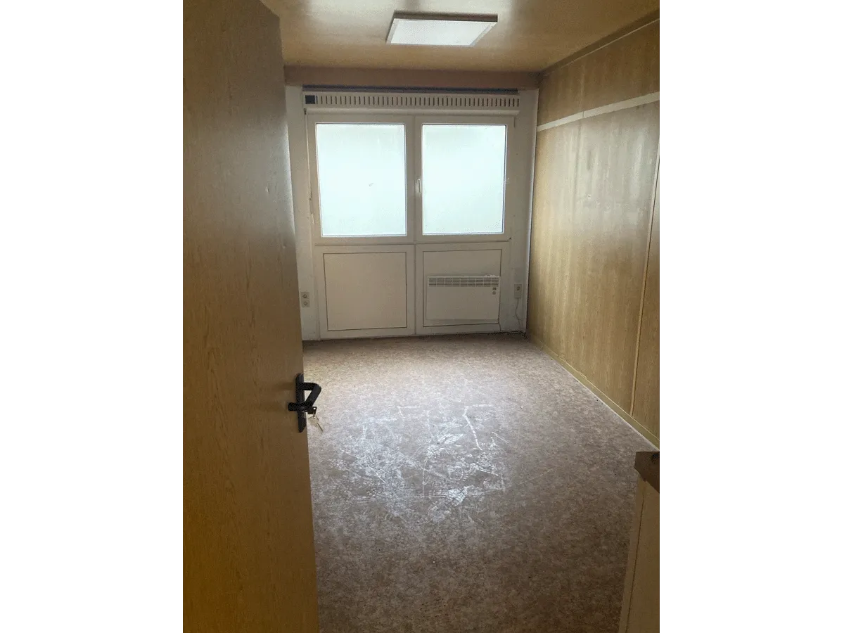 buerocontainer innenraum mit fenster und heizung pvc boden bueroeinheit