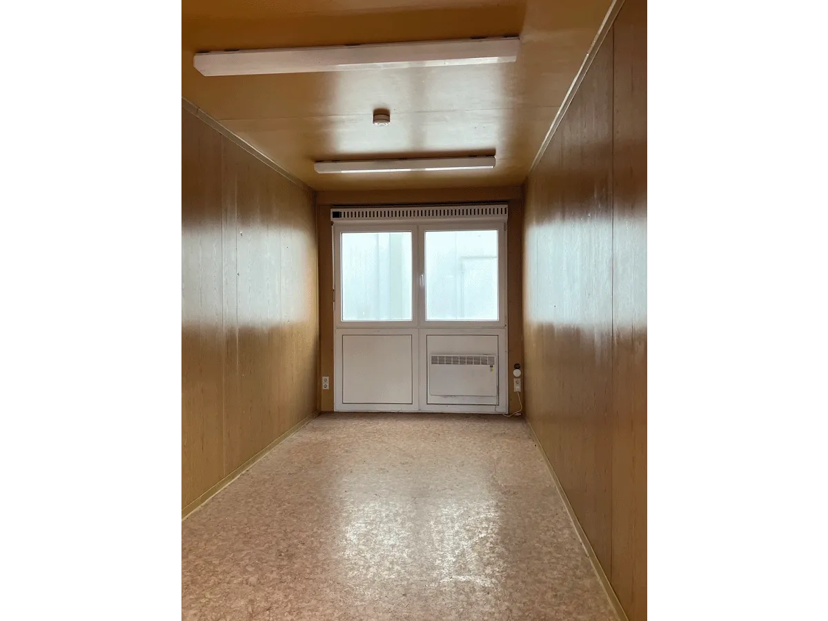 buerocontainer innenraum gelb mit fenster und heizung pvc boden