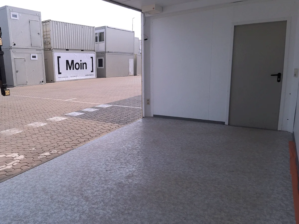 innenraum buerocontainer mit offener seite und tuer pvc boden modulcontainer buero