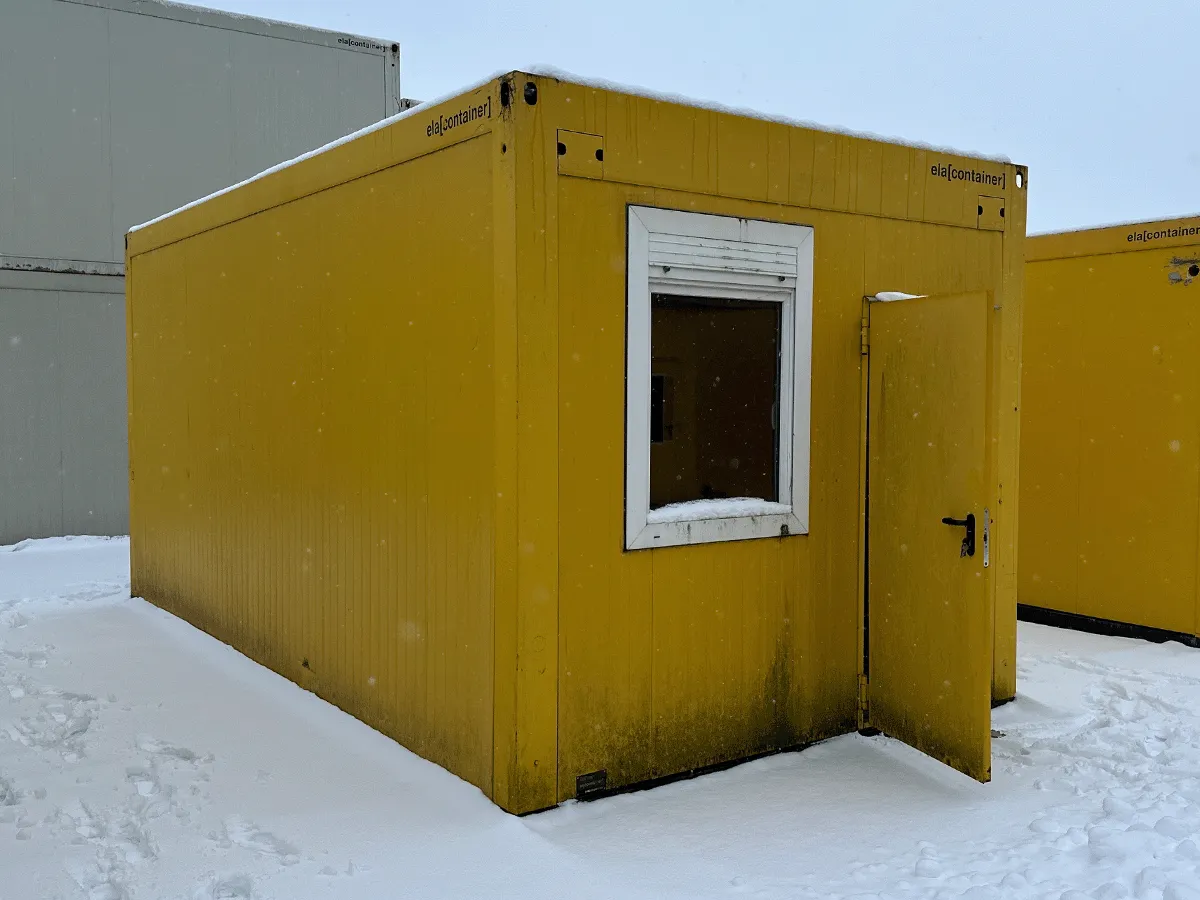 gebrauchter buerocontainer 20 fuss gelb mit fenster und eingangstuer aussenansicht