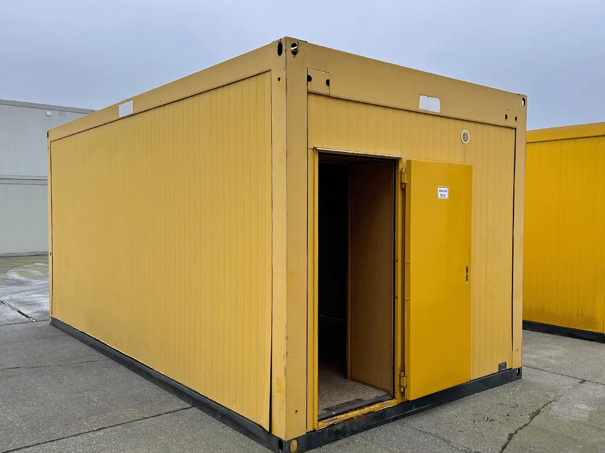 Rückansicht eines gebrauchten grauen Bürocontainers mit geschlossener weißer Eingangstür.