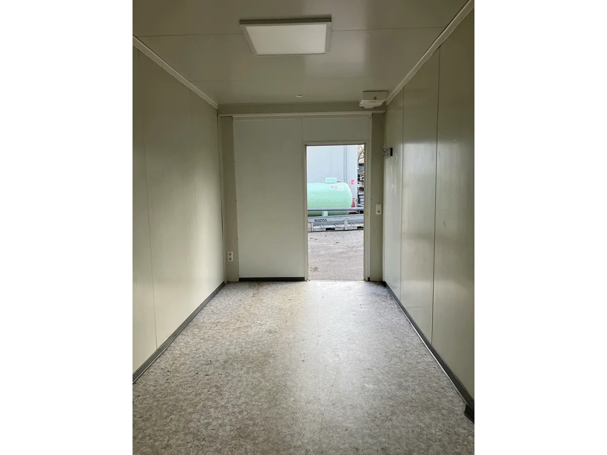 Gebrauchter Bürocontainer Innenraum mit offener Tür Deckenleuchte und Vinylboden