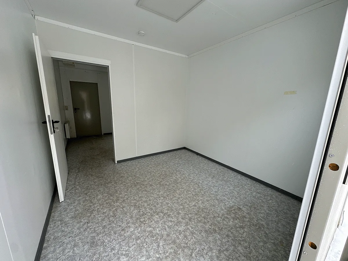 innenraum buerocontainer mit tuerdurchgang pvc boden modulcontainer buero