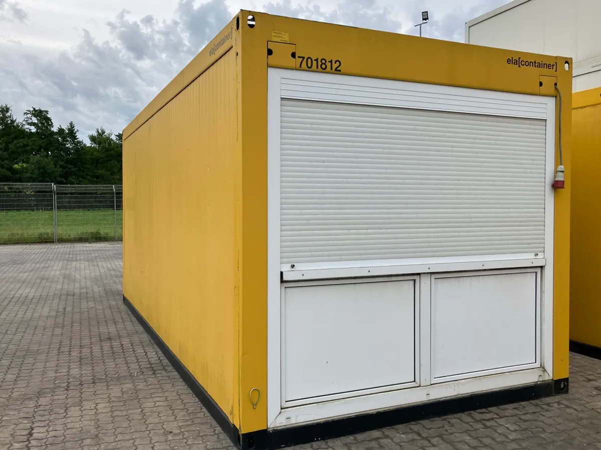 Gebrauchter Bürocontainer ELA Container gelb mit heruntergelassenem Rollladen an der Fensterfront