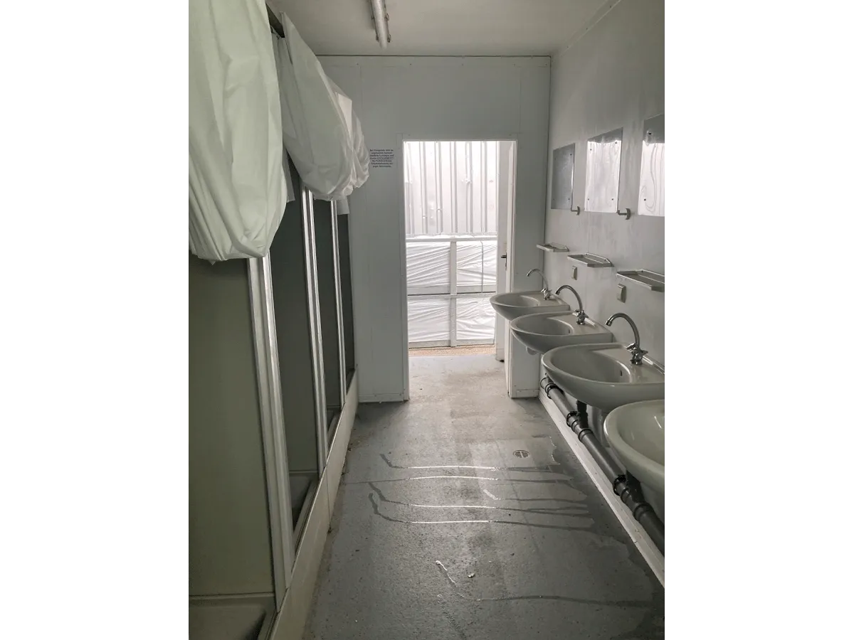 Sanitärcontainer Innenansicht mit Waschplätzen