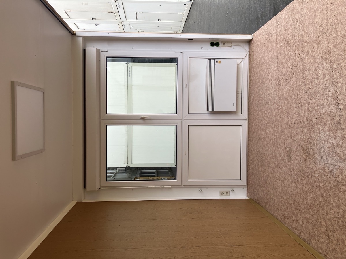 Gebrauchter Bürocontainer Innenansicht mit Doppelfenster Heizung und Wandtapete