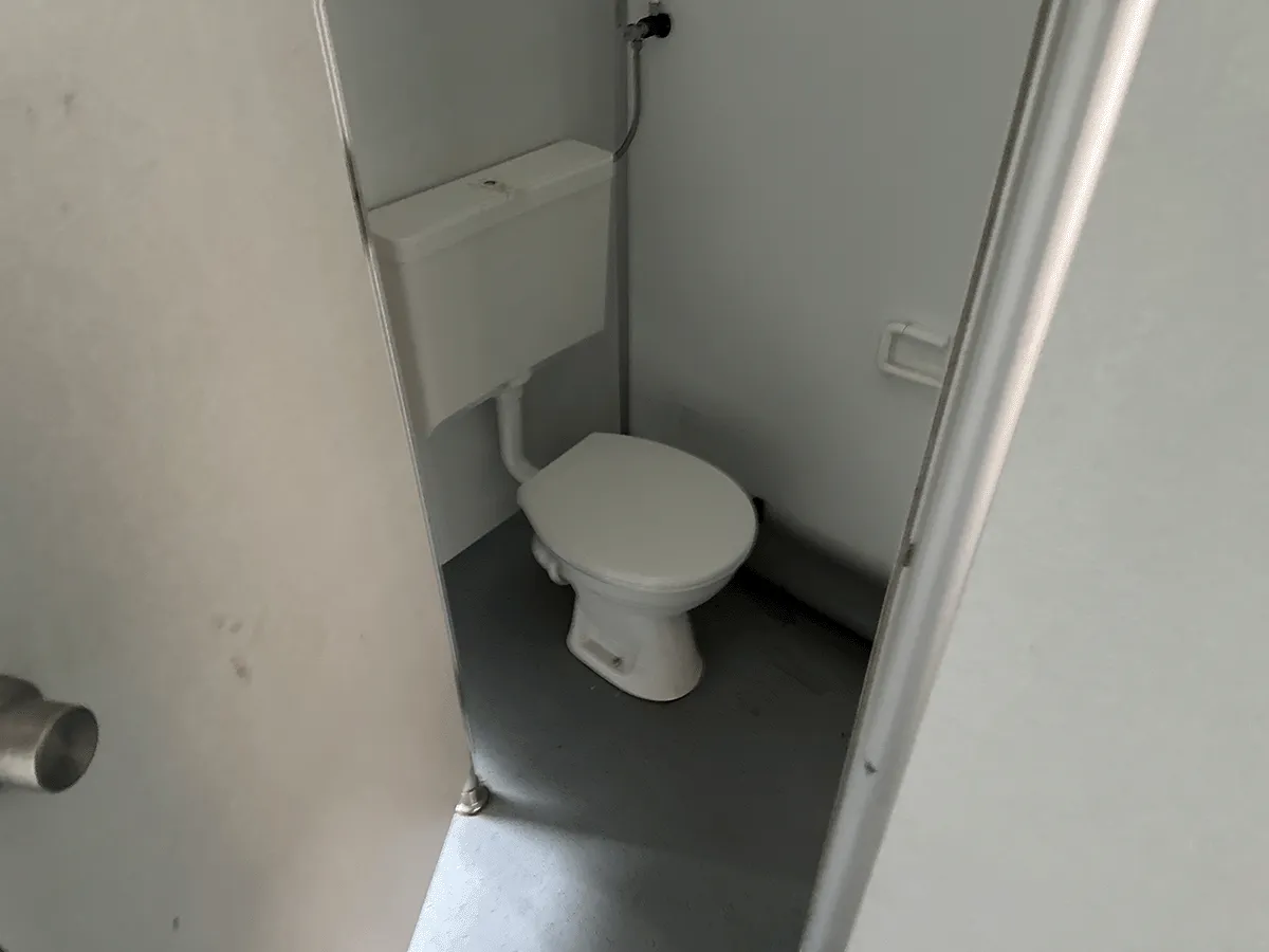 Einzeltoilette im separaten Kabinenbereich