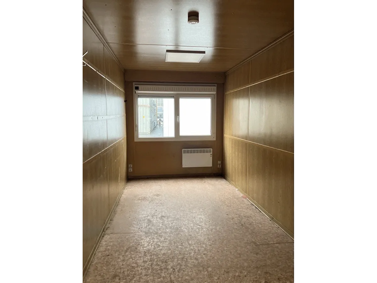 buerocontainer innenraum mit fenster und heizung pvc boden bueroeinheit