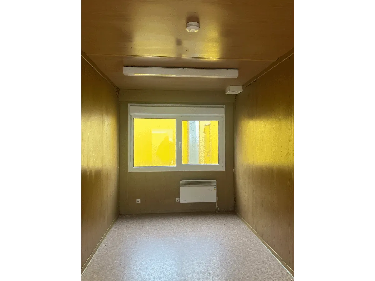 buerocontainer innenraum mit fenster und heizung pvc boden bueroeinheit container