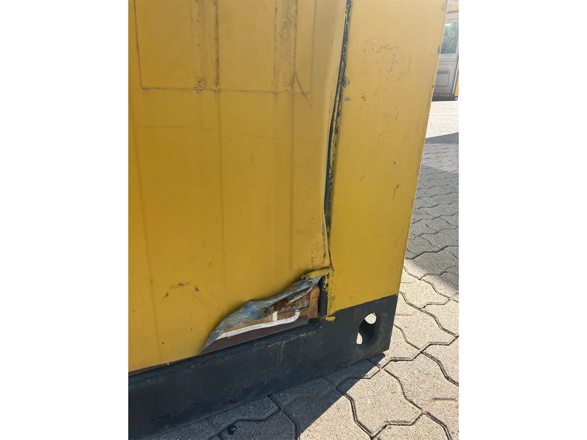 Gebrauchter Bürocontainer ELA Container gelb mit Gebrauchsspuren an der Außenwand